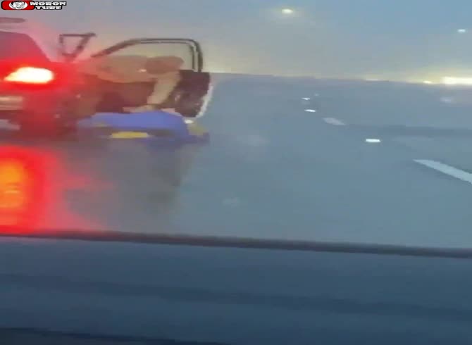 Video :A prisoner attempts to exit a police vehicle while wearing handcuffs on his wrists!